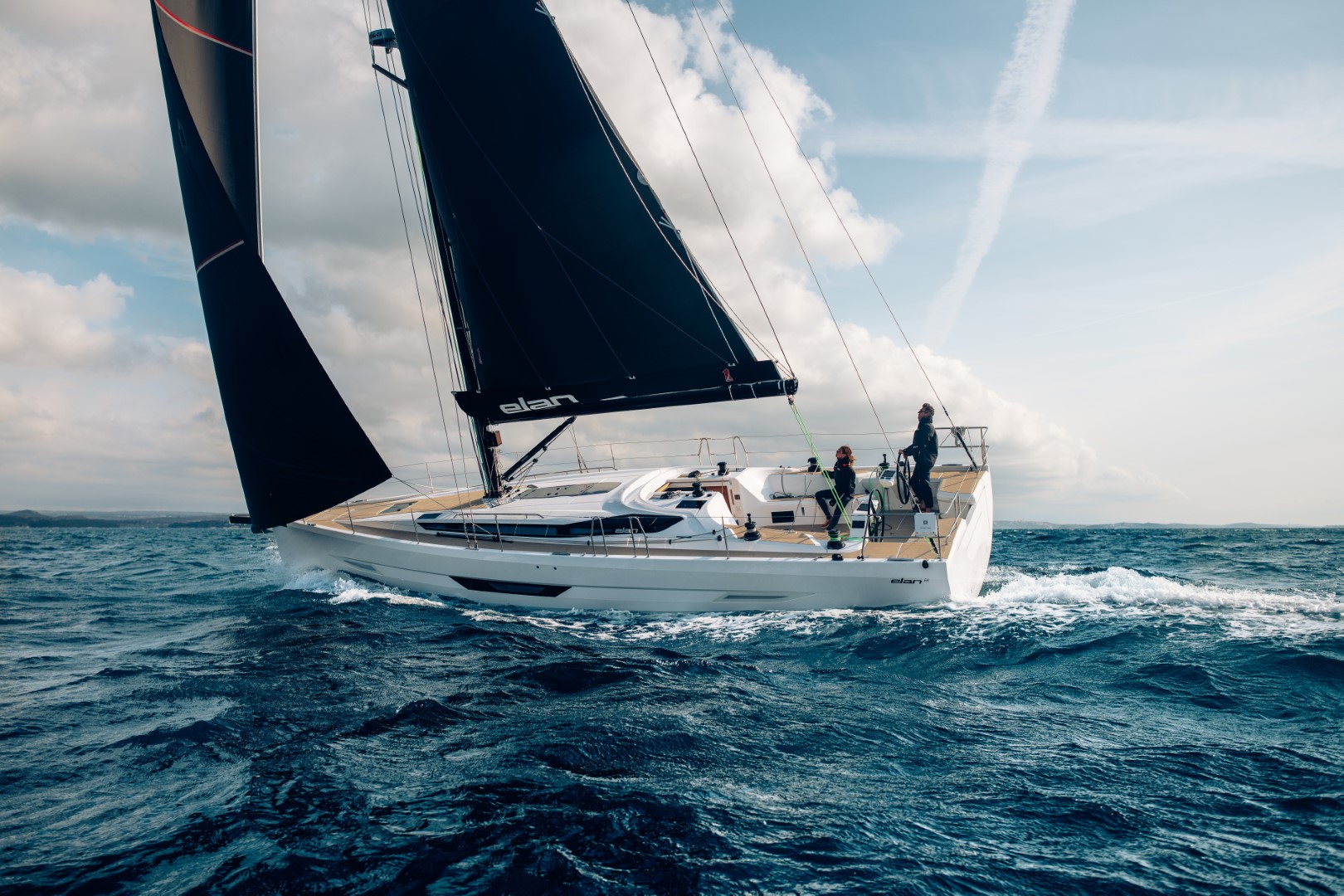 Elan-e6-elay-yachs-perfromance-cruiser-sailing-upwind-portside(Large)